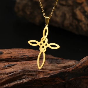 Détail du pendentif nœud celtique doré sur bois naturel avec une chaîne croisée