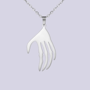 Détail du pendentif main de squelette en acier inoxydable avec sa chaîne à maillons