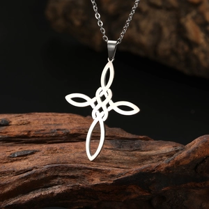 Vue macro détaillée d'un pendentif nœud celtique poli sur une surface en bois texturée