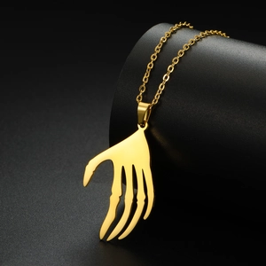 Détail du pendentif main de squelette punk gothique doré avec chaîne en acier