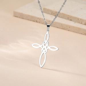 Vue macro du pendentif nœud celtique en argent avec chaîne à maillons en acier poli