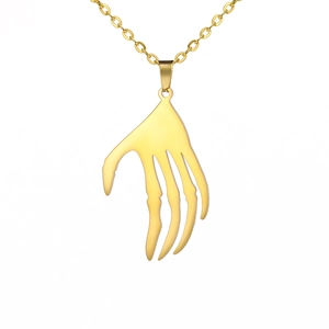 Collier punk en acier inoxydable doré avec un pendentif en forme de main de squelette