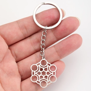 Porte-clés en acier inoxydable argenté avec motif géométrique ajouré et chaînette
