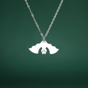 Collana con ciondolo a forma di pipistrello in acciaio inossidabile lucido con catena sottile