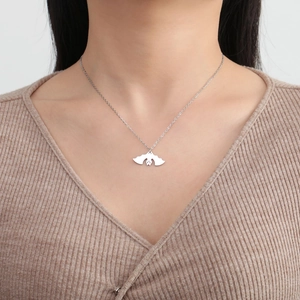Collana con ciondolo a pipistrello in argento lucido su una catena sottile per donna