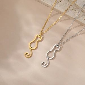Collane con ciondolo a gatto minimaliste in oro e argento su uno sfondo di pietra elegante