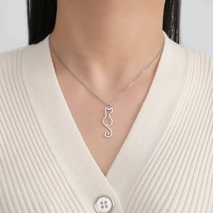 Collana con ciondolo a forma di gatto in argento con design traforato su modella