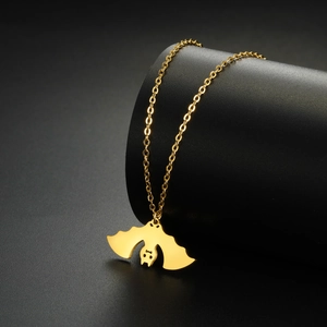 Collana con ciondolo a pipistrello dorato in acciaio inossidabile lucido su base nera