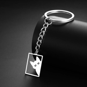 Λεπτομέρεια ασημένιου μπρελόκ γάτας με διάτρητο σχέδιο και γυαλισμένη υφή