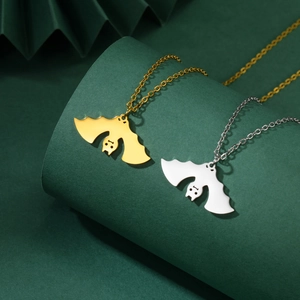 Collane con pendente a pipistrello lucido in oro e argento con design minimalista