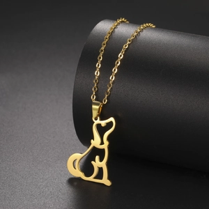 Gepolijste gouden roestvrijstalen hondensilhouet hanger ketting op een elegante standaard