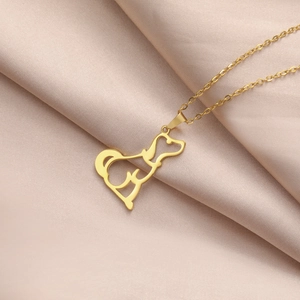 Detailopname van de gouden hondenhalsketting op een elegante roze zijden achtergrond
