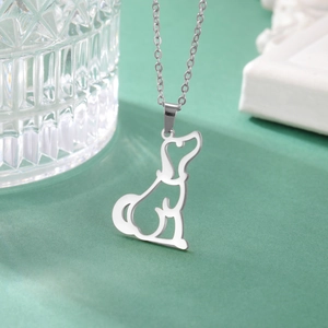 Detail van een minimalistische puppy-hanger aan een gepolijste roestvrijstalen ketting