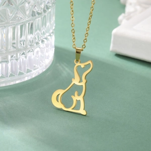 Gedetailleerde opname van een gouden minimalistische hondenhanger aan een fijne ketting
