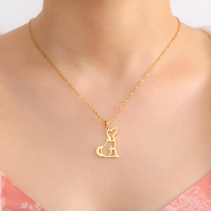 Detailopname van een gouden ketting met een holle honden hanger aan een fijne keten
