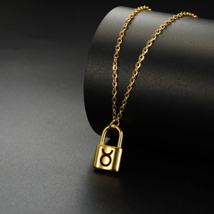 Collar de acero inoxidable dorado con colgante de candado del signo zodiacal Tauro