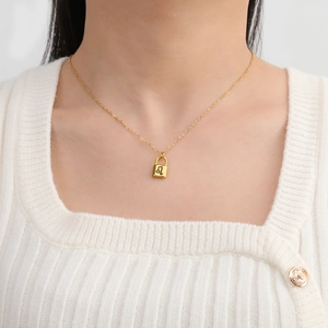 Collar de acero inoxidable dorado con colgante de candado del signo Leo mujer