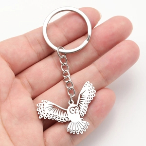 Porte-clés chouette évidé en acier inoxydable avec gravures d'ailes et finition argentée