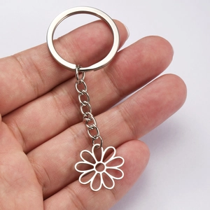 Stainless Steel Hollow Daisy Flower Keychain Metal Floral Pendant Key Ring For Car Bags Unisex Accessory Fashion Jewelry Gift