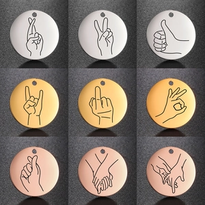 Polierte Edelstahl-Rundanhänger mit Handgesten in Silber, Gold und Roségold-Finish