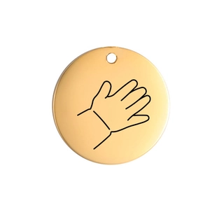 Detailansicht eines runden gold polierten Metallanhängers mit minimalistischem Daumen-hoch-Icon