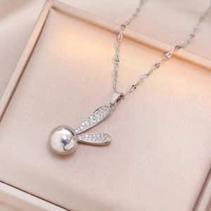 Élégant collier lapin en argent avec perle et zircone dans son coffret en soie