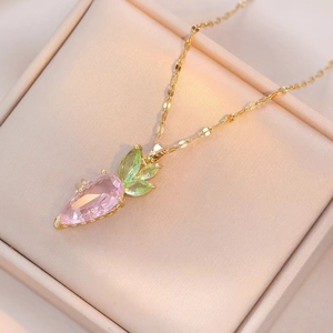 Charmant collier carotte avec cristaux roses et verts sur une chaîne dorée