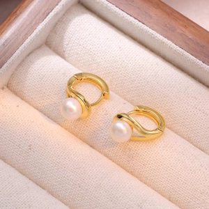 Élégantes Boucles D Oreilles Perles D Eau Douce Pour Femmes Cuivre Plaqué Or Rétro Géométrique Style Huggie Bijoux