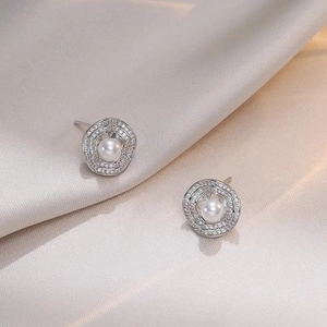 Boucles d'oreilles en argent 925 avec pavé de zircons entourant une perle blanche centrale