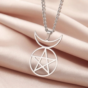 Collar de acero inoxidable plateado con colgante de luna y pentagrama sobre seda