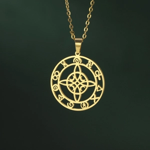 Detailansicht der goldenen Edelstahlkette mit mystischem Hexenknoten-Mondanhänger