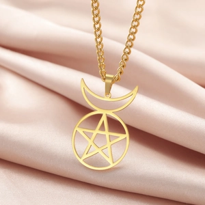 Detalle de cerca del collar de acero dorado con colgante de luna y estrella de cinco puntas