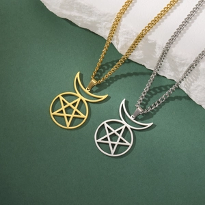Detalle de collares de acero inoxidable en oro y plata con colgante de luna y estrella
