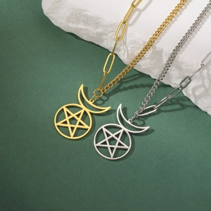 Detalle de los colgantes de pentagrama y luna en oro y plata con cadenas mixtas