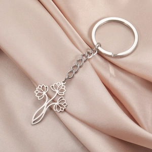 Porte-clés en acier inoxydable poli avec pendentif triple lotus sur tissu en soie