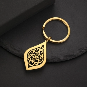 Porte-clés à pendentif goutte dorée avec motif ajouré sur fond en ardoise sombre
