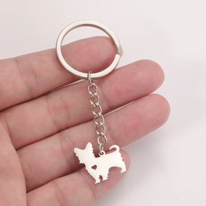 Porte-clés chien en acier inoxydable poli avec détail de cœur évidé sur l'anneau