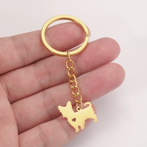 Détail macro d'un porte-clés doré en forme de Yorkshire Terrier avec cœur évidé