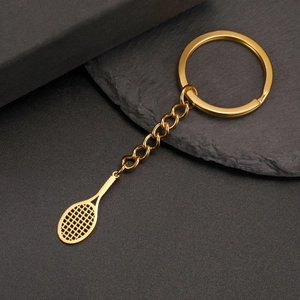 Vue détaillée d'un porte-clés pendentif raquette de tennis doré avec texture maillée