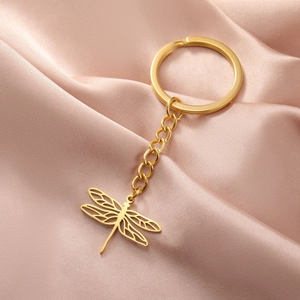 Gouden roestvrijstalen sleutelhanger met opengewerkte libel hanger op roze zijde