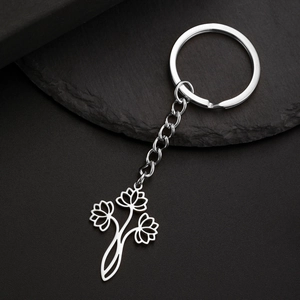 Vue macro d'un porte-clés en acier inoxydable avec pendentif ajouré de trois lotus