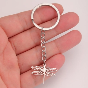 Minimalistische roestvrijstalen sleutelhanger met een hol gesneden libel hanger in hand
