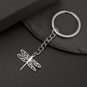 Detailweergave van de zilveren roestvrijstalen libel hanger met een stevige metalen sleutelhanger