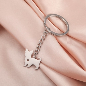 Portachiavi cane in acciaio inossidabile con cuore intagliato su raso rosa