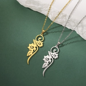 Elegantes collares con colgante floral de acero de titanio en oro y plata sobre piedra
