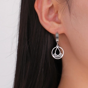 Pendientes minimalistas de acero de titanio plateado con colgante de elemento de agua