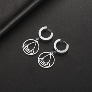 Vista de detalle de pendientes geométricos plateados con colgante de gota de agua