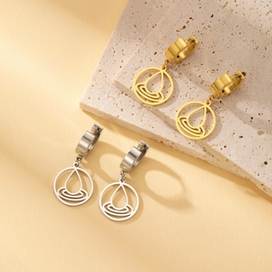 Detalle de pendientes geométricos elemento agua en acero inoxidable oro y plata