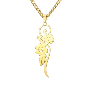 Collar minimalista de acero de titanio dorado con un colgante de diseño floral calado