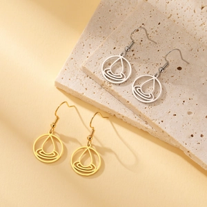 Detalle de pendientes de gota elemento agua en oro y plata sobre piedra natural